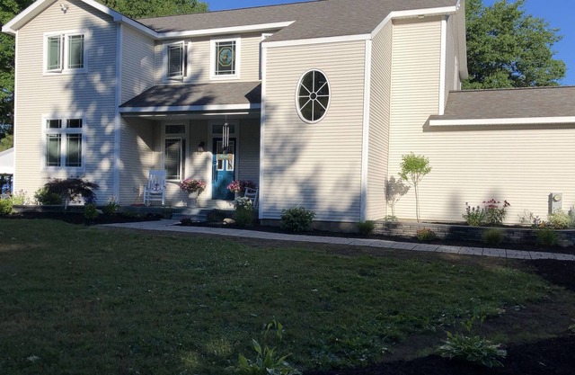 Beautiful Lake Front Property…A relaxing “Happy Place” of sunsets!