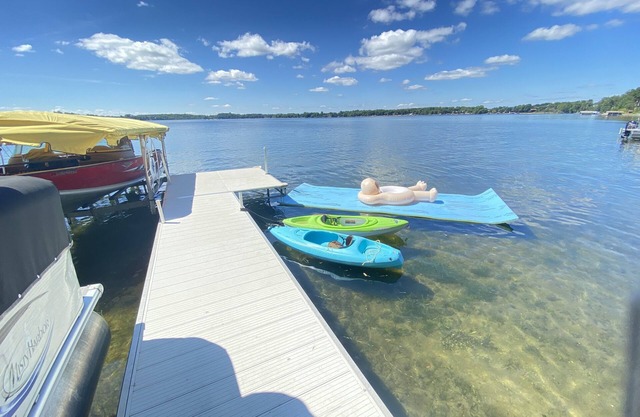 Schöner See nach Hause auf einem der saubersten und klarsten Seen mit toller Fischerei.