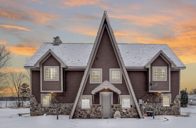 Beautiful Lake home w/hot tub, & 270 ft Lake Shore!