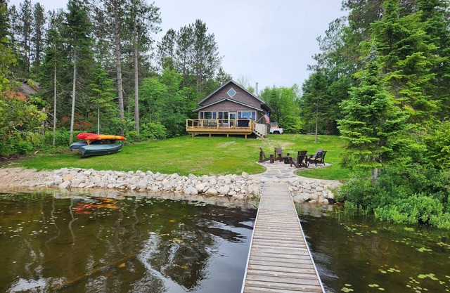 Beautiful Lake House With Outdoor Firepit and Great Fishing!