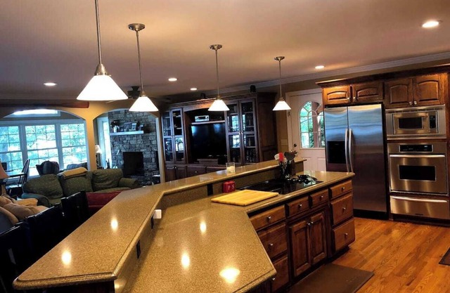 Beautiful Lake House Walking Distance to the Stadium.