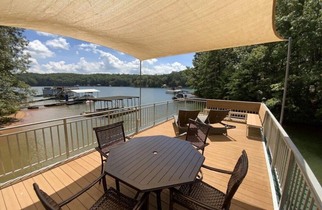 Beautiful Lake Lanier Home, 2 story dock, Paddle Boards, & Pedle Boat