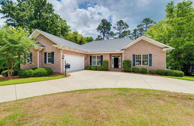 Beautiful Lake Sinclair Retreat w/ Dock & Deck!