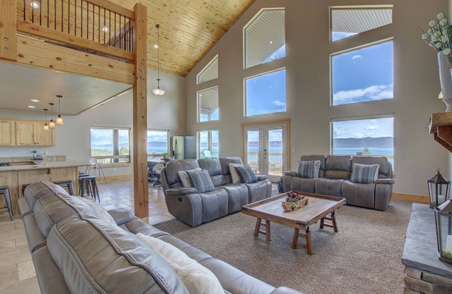 Beautiful Lake View - Sleeps 26+ - Hot Tub - Deck - Cabin
