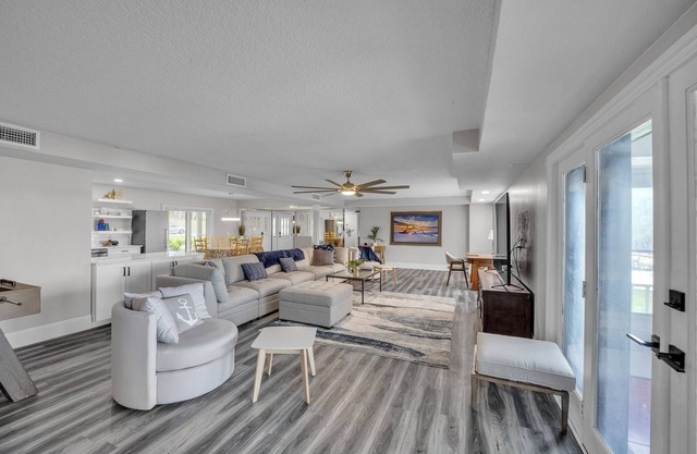 Beautiful Lake View Retreat Drivable To Theme Parks 3 Bedroom Home