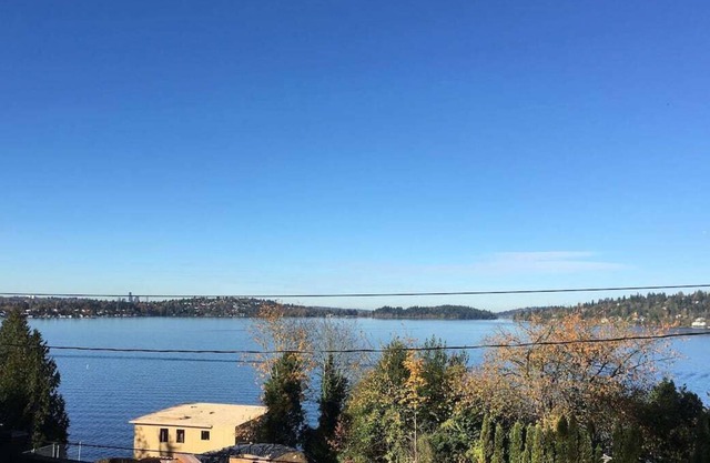 Beautiful Lake Washington View House