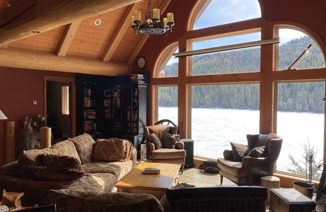 Beautiful lakefront family home, only 15 minutes to Sun Peaks