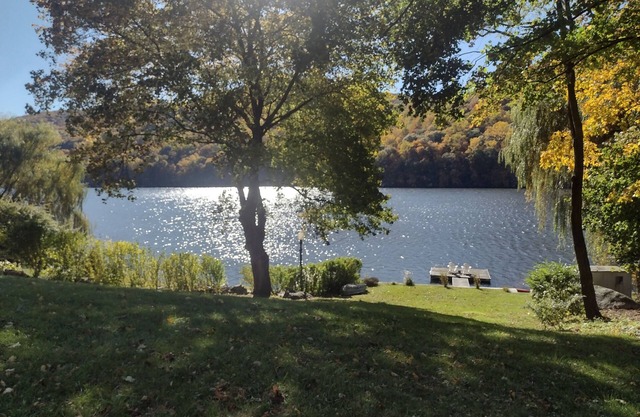 Beautiful Lakefront Retreat with Private Dock