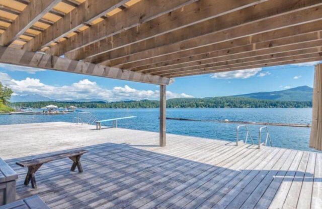 Wunderschönes Stadthaus am Seeufer am Sproat Lake