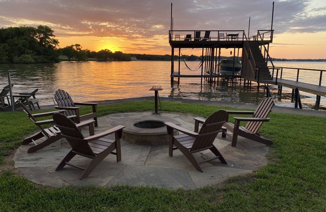 Schöne Lakefront 4 BR / 5 BA Hideaway w / Huge Yard & herrlicher Aussicht