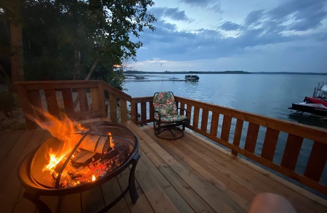 Beautiful Lakefront Cabin on Sylvan Lake