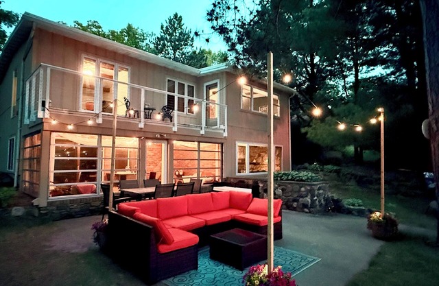 Beautiful Lakefront cabin w/woodburning fireplace, parking, grill, canoe, SUP.
