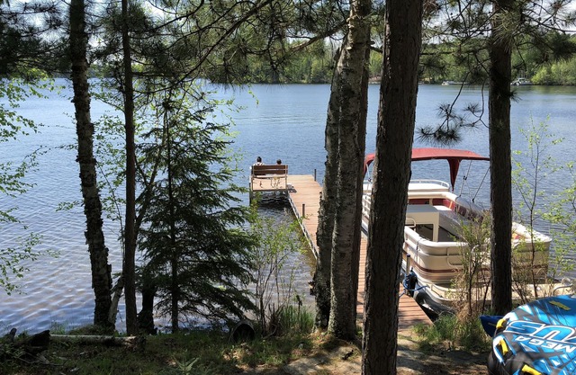 Schöne Lakefront Cottage nur wenige Schritte vom Wasser auf Keyes Lake
