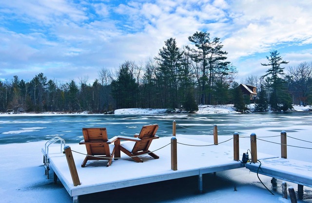 Beautiful Lakefront Cottage with Hot Tub