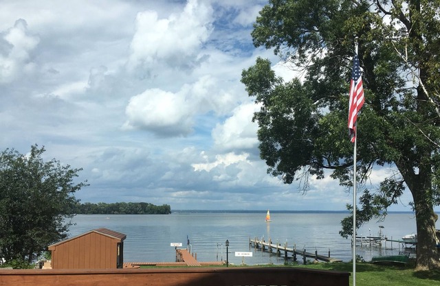 Schöne Lakefront Home. Genießen Sie den See mit Kanu, Kajaks und Schwimmer vor Ort!