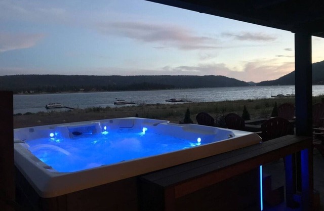 Wunderschönes Lake House mit privatem Gästehaus, Spielzimmer, riesigem Spa, Feuerstelle und Dock