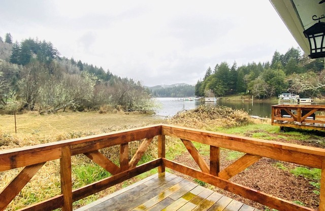 BEAUTIFUL LAKEFRONT HOME with its own private boat ramp to launch your boat !!!
