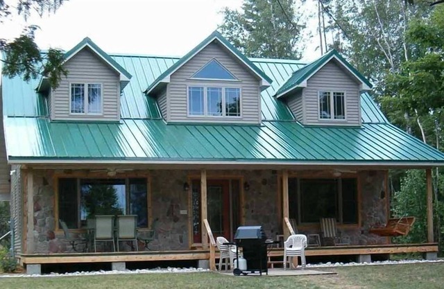 Schönes Haus am See mit Ponton auf S. Manistique See