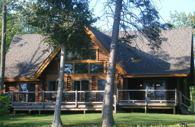 Lakefront Log Home in der Nähe von Mackinac. Zeit für die Planung Ihres Up North-Urlaubsabenteuers!