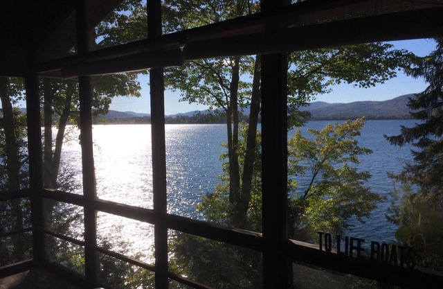 Lake George privates Anwesen am Wasser mit herrlichem Blick auf den Sonnenuntergang.