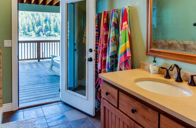 Beautiful Lakefront Custom