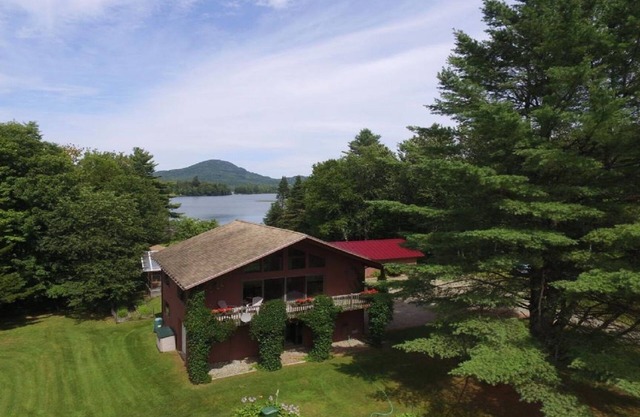 Schönes Haus am See, 20 Hektar Privatgrundstück. In der Nähe von Stowe und Jay Peak