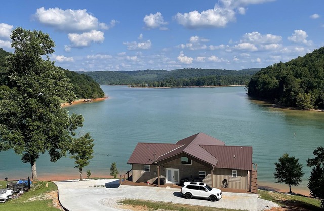 BEAUTIFUL Lakefront Home on NORRIS LAKE