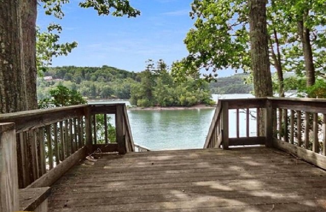 Beautiful Lakefront Chalet on Lake Wallenpaupack