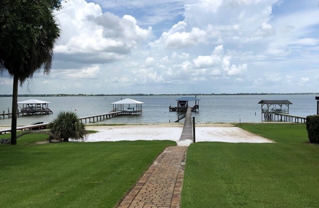 Beautiful Lakefront Property with Private Dock and Beach. Renovated spring of 23