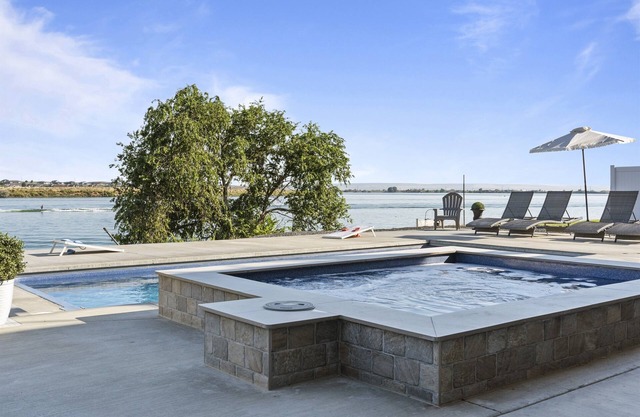 Beautiful Lakefront Home with Heated Pool, Spa and 6 Bedrooms!