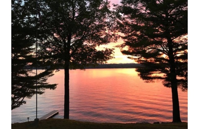Beautiful Lakefront cabin with dock. 30 minutes from Saratoga Springs.