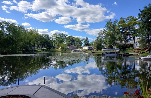 Beautiful Lakefront Home with kayaks/paddleboats included! Pets allowed!