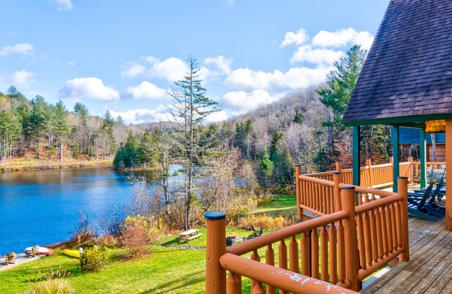 Beautiful Lakefront Log Cabin 15 Minutes from Mount Snow
