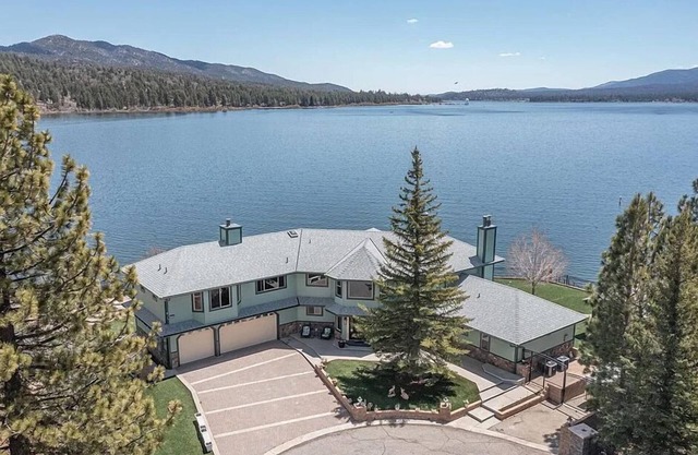 Beautiful Lakefront Villa! Large hot tub, game room, & views! NEW PHOTOS SOON
