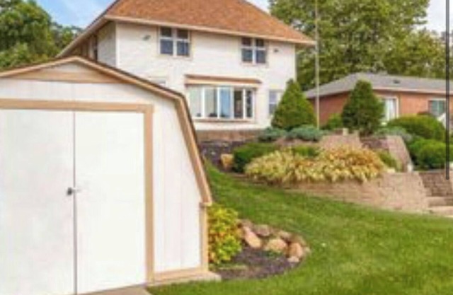 Beautiful lakehouse directly on all sports lake. Stunning views!!58ft frontage.