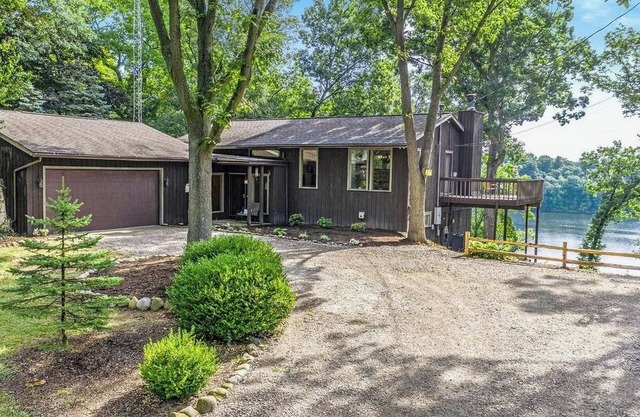 Beautiful Lakehouse Getaway in Chelsea/Waterloo