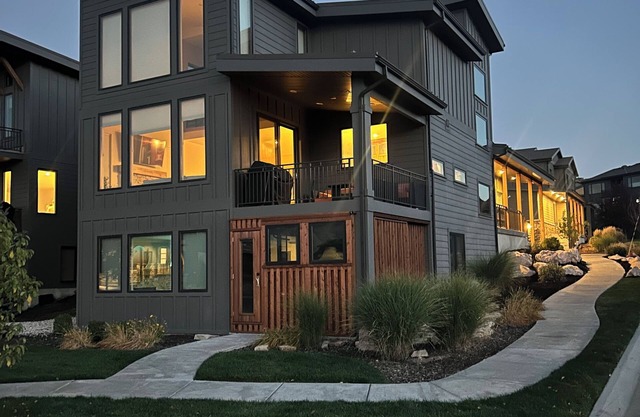 Beautiful Lakehouse on Pineview Reservoir near 3 ski resorts