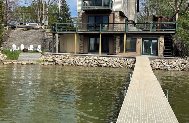 Beautiful Lakehouse with Pontoon and Hot Tub