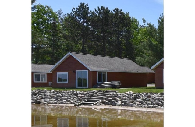 Wunderschöne Ferienhütte am See mit 2 Schlafzimmern am privaten See (Hütte Nr. 4)
