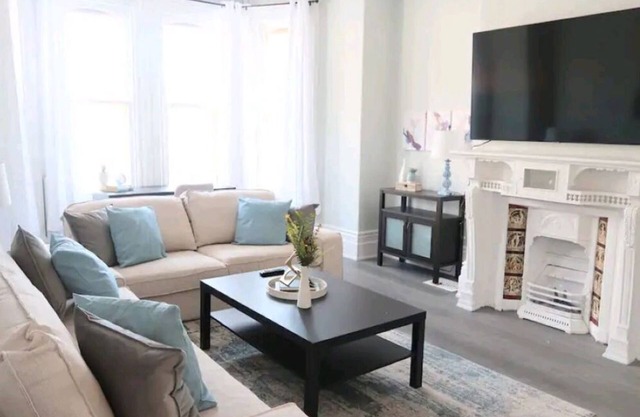 Beautiful Lakeside Heritage Home in Barrie Bright and Spacious Stay