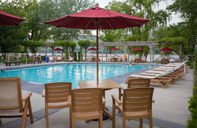 Beautiful LAKESIDE RESORT CONDO - Okanagan Lake