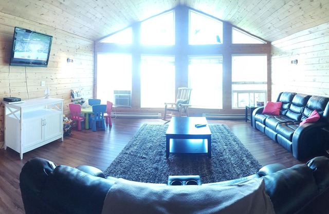 Beautiful Lakeview Cabin, quiet location, gorgeous sunsets & close to Beaches
