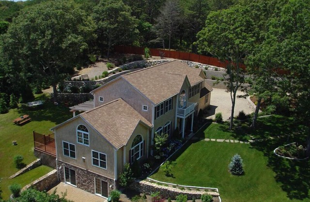 Beautiful Landscaped Grounds and Pond & Kayaks