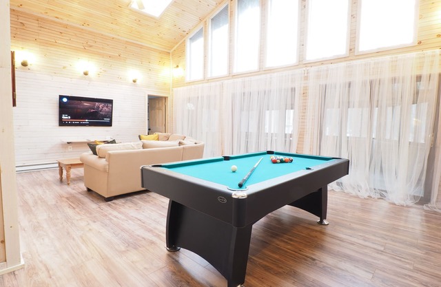 Beautiful Large Chalet close to all Pocono Attractions