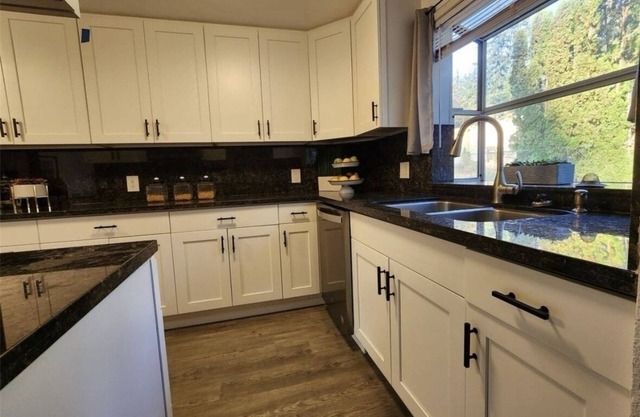 Beautiful large 4 bedrooms one level home in Everett.
