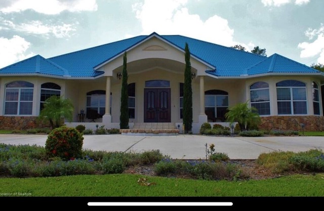 Beautiful large home on Lake Jackson