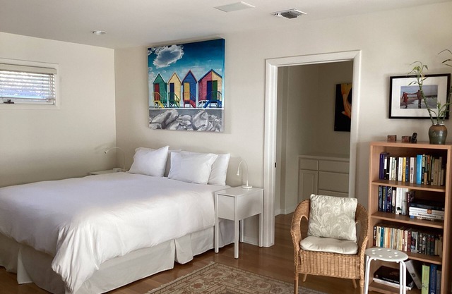 Schönes großes Zimmer / Studio mit eigenem Bad im Herzen von Santa Monica