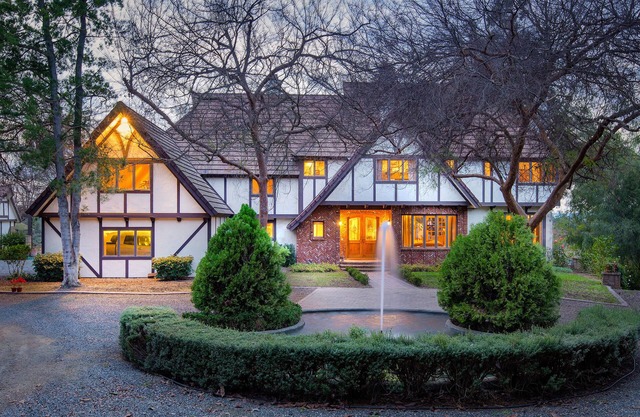 JETZT VERFÜGBAR! Wunderschönes großes Tudor Retreat-Haus auf 40 Hektar friedlichem Gelände