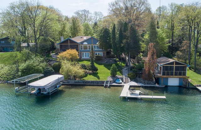 Beautiful Lauderdale Lakefront Retreat