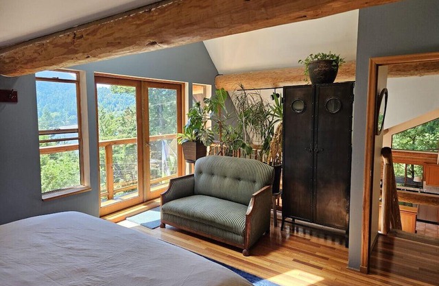 Beautiful light-filled log home